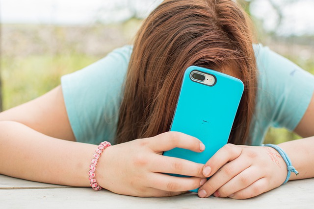 teen smartphone